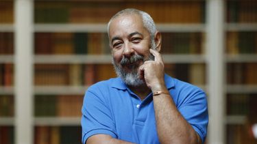 Leonardo Padura (La Habana, 1955) recibió el Premio Princesa de Asturias de las Letras en 2015 por el conjunto de su obra y es conocido internacionalmente por la serie de novelas policiacas del detective Mario Conde.&nbsp;