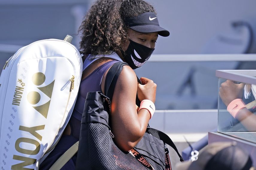 Naomi Osaka sale de la cancha tras derrotar en los cuartos de final del Abierto Western & Southern Anett Kontaveit, el miércoles 26 de agosto de 2020, en Nueva York.&nbsp;