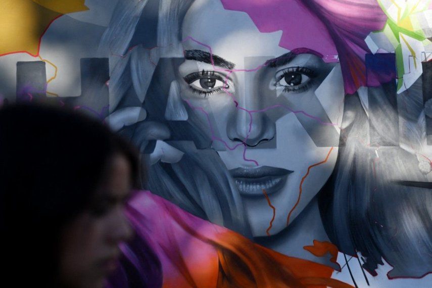 Un mural con el rostro de Shakira, del artista Efrain Orellana, conocido como TNT, se observa afuera del estadio Jorge “Mágico” González, en San Salvador, donde la colombiana actúa el 7, 8, 12, 14 y 15 de febrero.