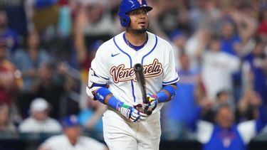 Luis Arraez, número 2 del equipo venezolano, observa tras conectar un jonrón contra el equipo de Israel durante la sexta entrada de un partido del Grupo D del Clásico Mundial de Béisbol 2026 en el LoanDepot Park&nbsp;