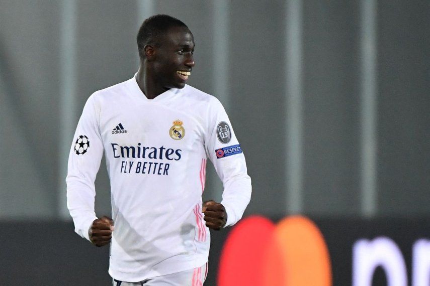 El defensa francés del Real Madrid, Ferland Mendy, celebra tras abrir el marcador durante los octavos de final de la Liga de Campeones de la UEFA, en el partido de ida contra el Atalanta, el 24 de febrero de 2021 en el estadio Atleti Azzurri dItalia de Bérgamo.&nbsp;