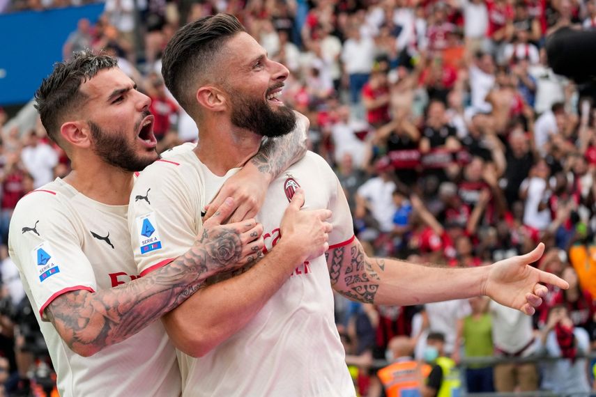 Olivier Giroud (derecha) celebra tras anotar el segundo gol del Milan ante Sassuolo en la Serie A
