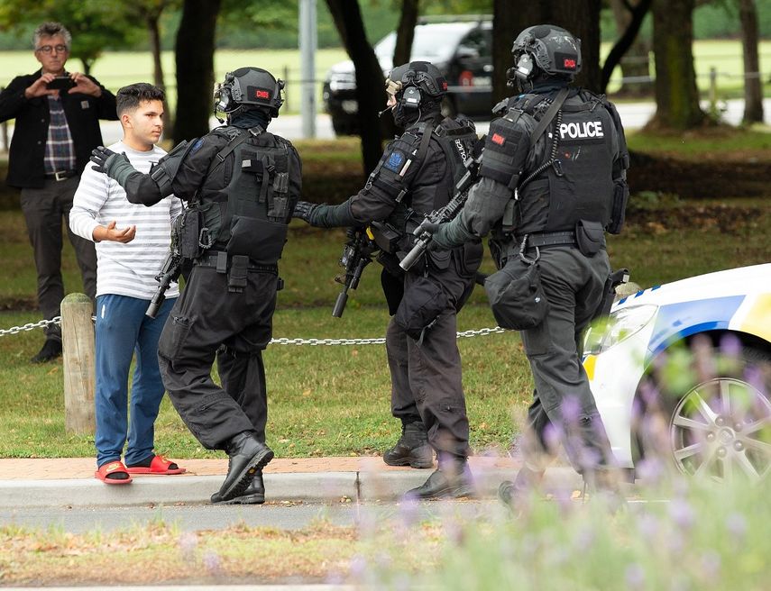 Policías hacen retroceder a personas de la escena de un&nbsp;tiroteo&nbsp;que resultó en múltiples muertes y lesiones, este viernes en Masjid Al Noor en Deans Avenue, en Christchurch (Nueva Zelanda).