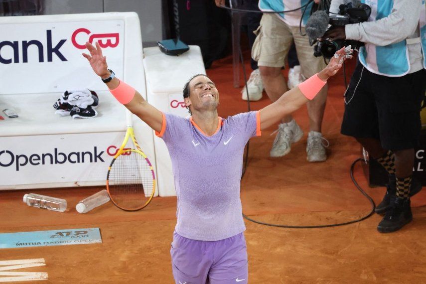 El español Rafael Nadal celebra la victoria contra el australiano Alex De Miñaur al final de la segunda ronda del partido de tenis del torneo ATP Tour Madrid Open 2024 en la Caja Mágica de Madrid el 27 de abril de 2024. &nbsp;