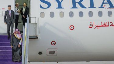 En esta imagen distribuida por la agencia noticiosa Saudi Press Agency, SPA, el presidente de Siria, Bashar Assad, llega al aeropuerto de Yeda, en Arabia Saudí, el 18 de mayo de 2023, en la víspera de una cumbre de la Liga Árabe. 
