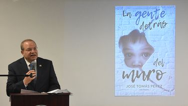 El Embajador de República Dominicana en EEUU, José Tomás Pérez, conversa sobre qué lo motivó a escribir La gente detrás del muro.&nbsp;