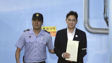 El heredero del grupo&nbsp;Samsung, Lee Jae-yong, abandona el Tribunal del Distrito Central de Seúl.&nbsp;