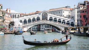 Turistas disfrutan de un paseo por Venecia.