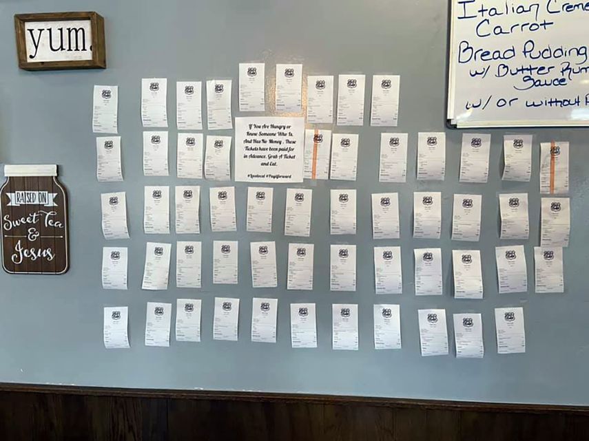 En esta foto del 5 de febrero del 2021, proveída por Zacks Cafe en Miami, Oklahoma, se ven recibos para comidas prepagadas en una pared del restaurante. Los clientes pagan por las comidas para que personas necesitadas, muchas de ellas vapuleadas por la crisis de la pandemia de coronavirus, puedan alimentarse.&nbsp;