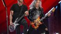 Robert Trujillo y Kirk Hammett, de Metallica, actúan en el Global Citizen Festival. 