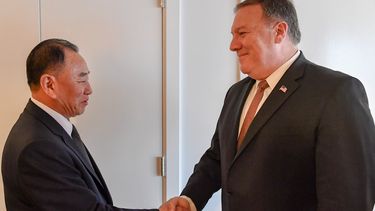 El secretario de Estado estadounidense, Mike&nbsp;Pompeo&nbsp;(dcha), estrecha la mano al vicepresidente norcoreano, Kim Yong-chol, durante un encuentro en Nueva York .&nbsp;