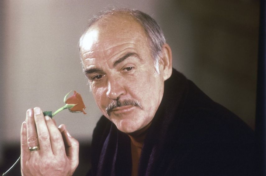 En esta foto del 23 de enero de 1987, Sean Connery sostiene una rosa mientras habla de su nueva película The Name of the Rose (El nombre de la rosa) en una conferencia de prensa en Londres.&nbsp;