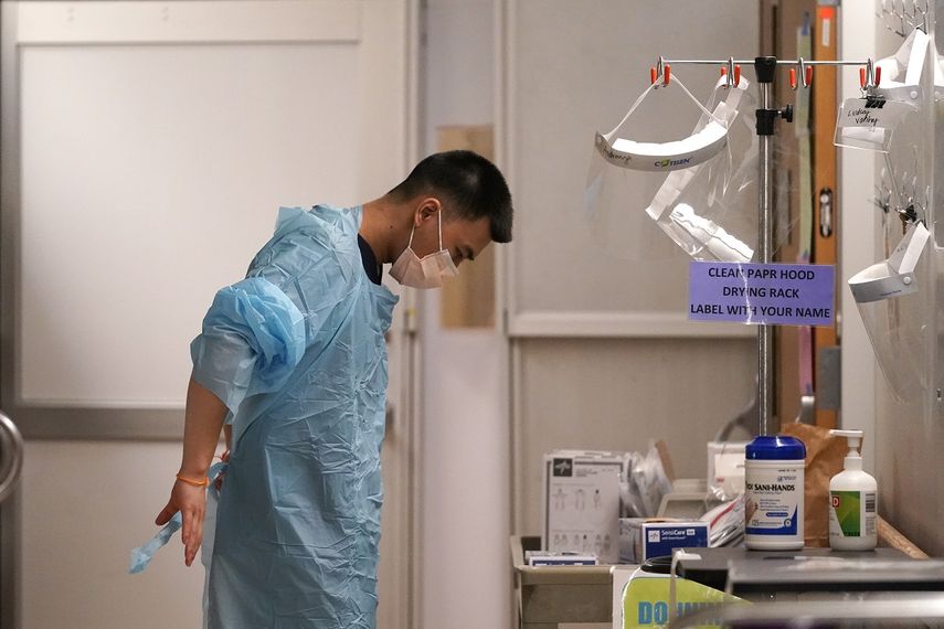 El médico Bailey Synhavong se prepara para atender a pacientes de coronavirus en el hospital UW Medical Center-Montlake en Seattle.&nbsp;