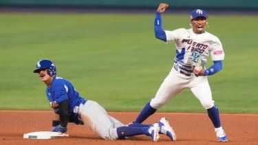 Francisco Lindor de Puerto Rico grita tras etiquetar al nicaragüense Juan Diego Montes al intentar robarse la base en la cuarta entrada del Clásico Mundial el sábado 11 de marzo del 2023.&nbsp;