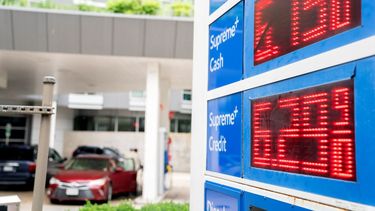 Los precios de la gasolina continúan en aumento en Estados Unidos.