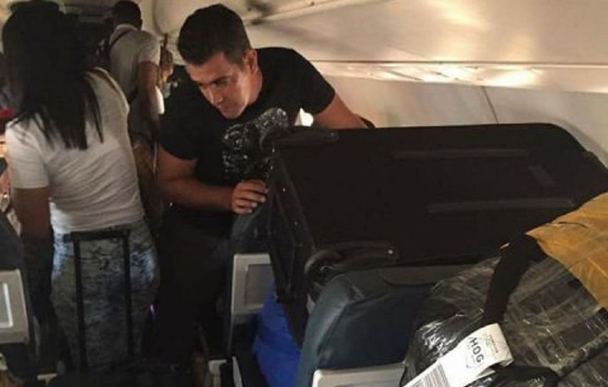 Había unas 12 o 13 maletas y bultos grandes amontonados encima de los asientos. Eran de mulos que pagaron 100 dólares por maletín a los empleados de la aerolínea.