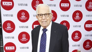 El productor Walter Mirisch llega a la Gala Inaugural del Festival de Cine Clásico TCM de 2014 en el TCL Chinese Theatre, el 10 de abril de 2014, en Los Ángeles. 