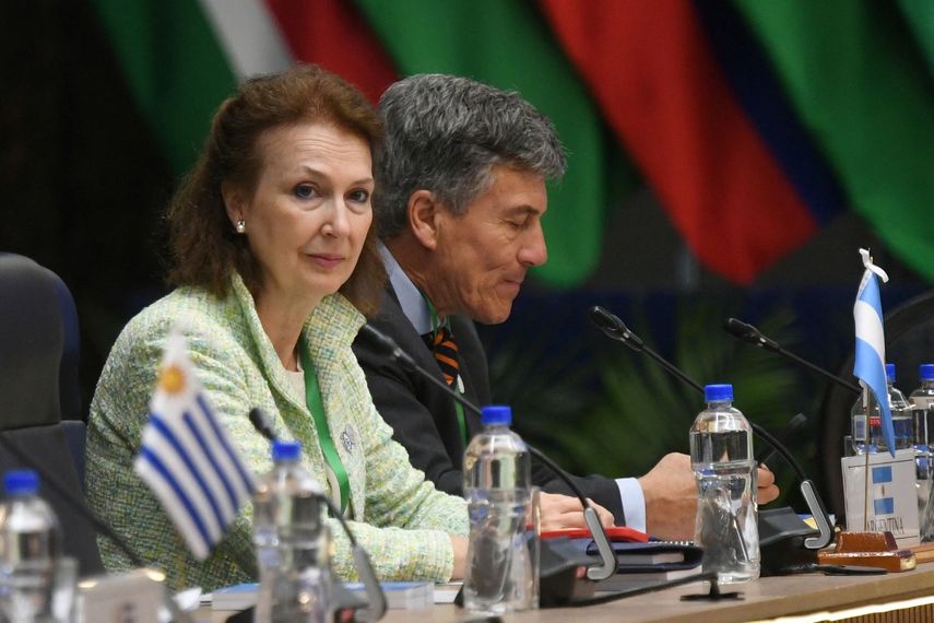 La exministra de Relaciones Exteriores de Argentina, Diana Mondino (i), observa durante el primer día de la cumbre del Mercosur en Asunción el 7 de julio de 2024.