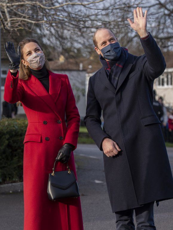 Con mascarilla para combatir la propagación del coronavirus, los duques de Cambridge, William y Kate, llegan para reunirse con el personal y los residentes durante una visita a Cleve Court Care Home en Bath, en el suroeste de Inglaterra, para rendir homenaje a los esfuerzos del personal del hogar de ancianos durante la pandemia de COVID-19, el 8 de diciembre de 2020, en el último día de compromisos en su gira por el Reino Unido. 