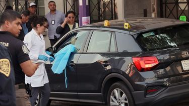 La policía investiga la escena del crimen en la Ciudad de México.