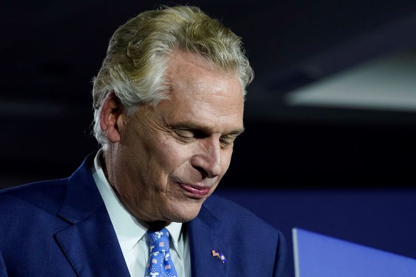 El candidato demócrata a gobernador de Virginia Terry McAuliffe se prepara para hablar en una fiesta electoral en McLean el 2 de noviembre del 2021.&nbsp;