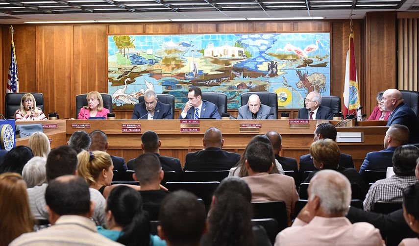 La comisión del municipio revisa las finanzas (ÁLVARO MATA)