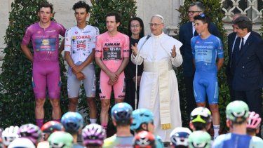 El Papa León XIV ofrece su bendición al pelotón del Giro de Italia, el 1 de junio de 2025.