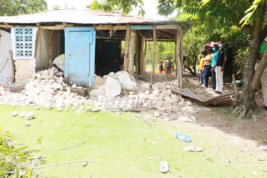 Varias personas observan los daños causados en un edificio tras el terremoto en Haití.&nbsp;