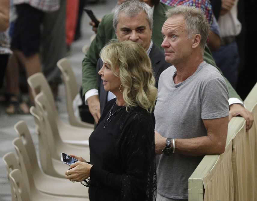 En esta fotografía del 8 de agosto de 2018, el músico británico Gordon Sumner, conocido como Sting, derecha, y su esposa Trudie Styler, en la misa semanal del Papa Francisco en El Vaticano. El heredero de un duque que vendió a Sting su viñedo en la Toscana hace 25 años criticó al cantante tras recibir una disculpa que le pareció poco convincente.&nbsp;