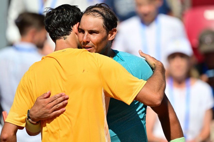 El portugués Nuno Borges abraza a Rafael Nadal después de que venció al español en la final del Abierto de Nordea en Bastad, Suecia, el domingo 21 de julio del 2024.&nbsp;