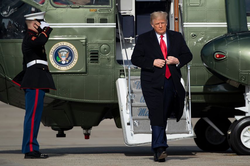 El presidente Donald Trump sale del Marine One.