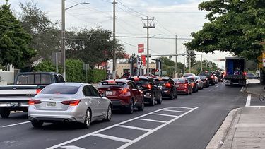 Vehículos hacen fila en una sola senda en la avenida 22 del SW, Miami.