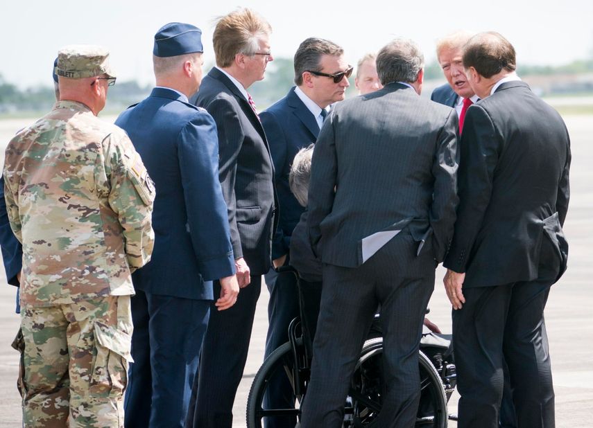 El presidente Donald Trump conversa con el gobernador de Texas, Greg Abbott, el senador Ted Cruz y otros funcionarios locales antes de entrar en una reunión con las víctimas del tiroteo de Santa Fe.