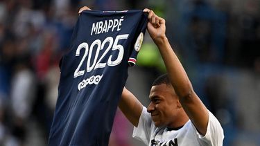 Kylian Mbappé muestra la camisa con el número de 2025 al haber extendido el contrato por tres años con el PSG