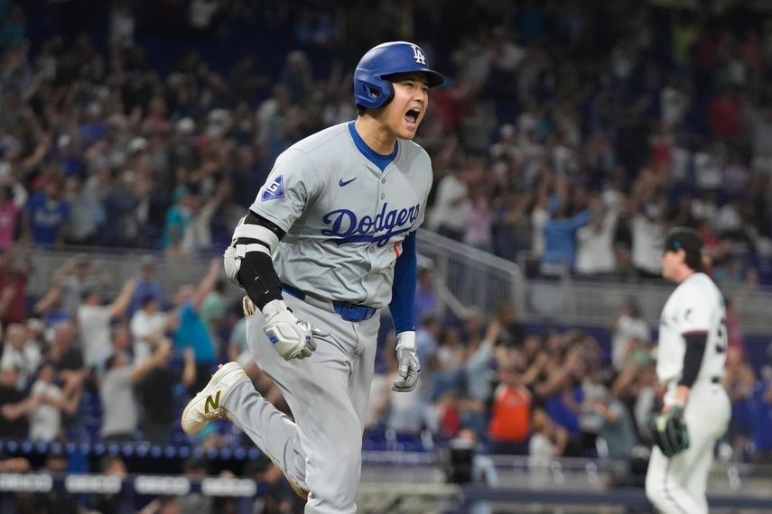 Shohei Ohtani (17), de los Dodgers de Los &Aacute;ngeles, pega un jonr&oacute;n que le permite anotar a Andy Pages durante la s&eacute;ptima entrada de un partido de b&eacute;isbol contra los Marlins de Miami, el jueves 19 de septiembre de 2024, en Miami.