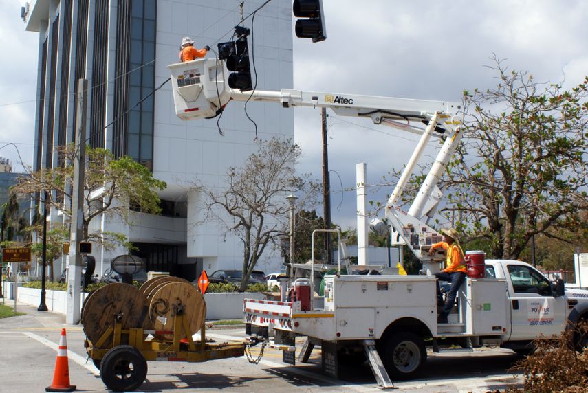 Reparación de semaforos después de varios días sin servicio eléctrico