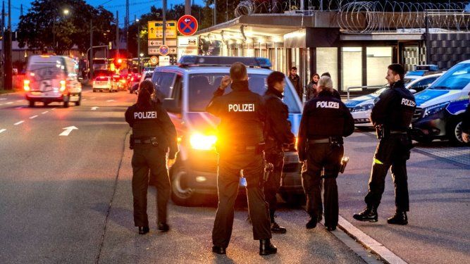 Agentes de policía alemana montan guardia en la frontera entre Alemania y Francia en Kehl, Alemania, el lunes 16 de septiembre de 2024.