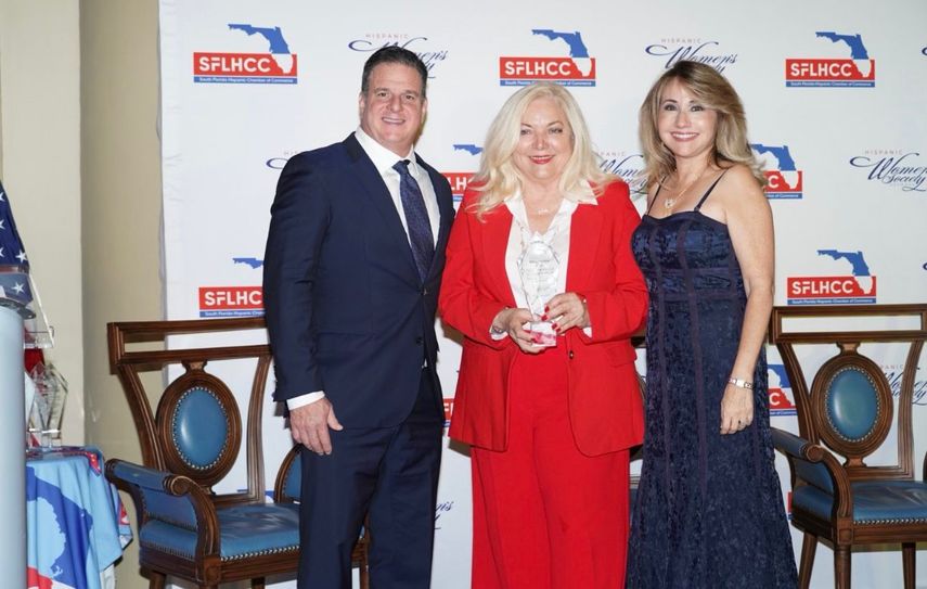 Galardonados recibiendo su reconocimiento en los Premios Women Empowering and Embracing Women (WEEW) 2025.