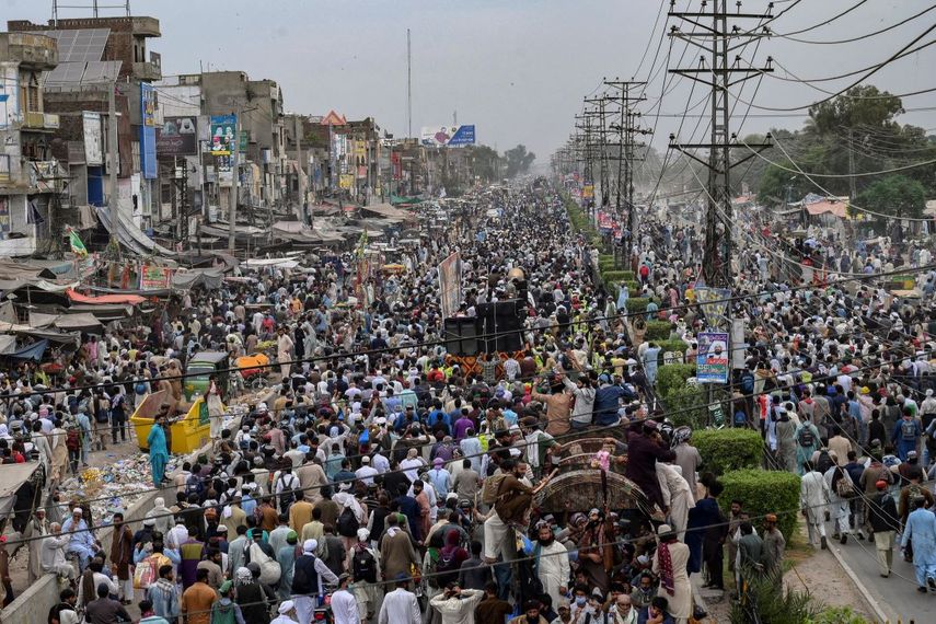 Partidarios del partido Tehreek-e-Labbaik Pakistan (TLP) participan en una marcha de protesta hacia la capital Islamabad desde Lahore el 23 de octubre de 2021, exigiendo la liberación de su líder Hafiz Saad Hussain Rizvi, hijo del fallecido Khadim Hussain Rizvi, fundador de la línea dura del partido político religioso Tehreek-e-Labbaik.