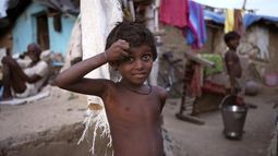 Un niño en una zona pobre en las afueras Allahabad, en India. (AP).