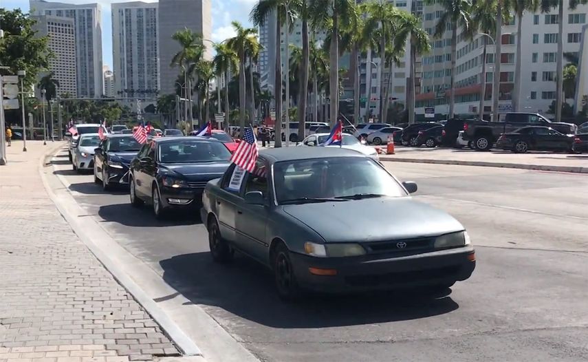 Caravana de vehículos transita por Biscayne Bpulevard, en Miami.