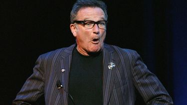El actor Robin Williams (1951-2014) realiza una rutina en un festival de comedia en Nueva York, en esta foto del 7 de noviembre de 2007. (AP)
