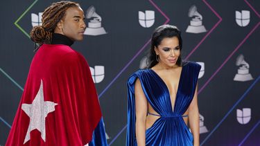 Yotuel, izquierda, y Beatriz Luengo llegan a la 22a entrega anual de los Premios Grammy Latinos el jueves 18 de noviembre de 2021 en el MGM Grand Garden Arena de Las Vegas.&nbsp;