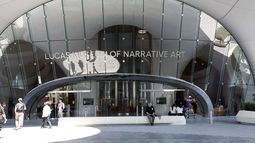 Se observa la entrada del Lucas Museum of Narrative Art durante la presentación para la prensa del museo en Los Ángeles, el 2 de septiembre de 2026.