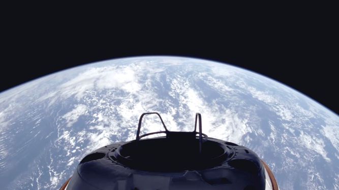 En esta imagen, proporcionada el martes 10 de septiembre de 2024 por SpaceX, se muestra una vista de la Tierra y de la plataforma Skywalker para caminatas espaciales de la cápsula Dragon, poco después de que la tripulación Polaris Dawn se pusiera en órbita.&nbsp;