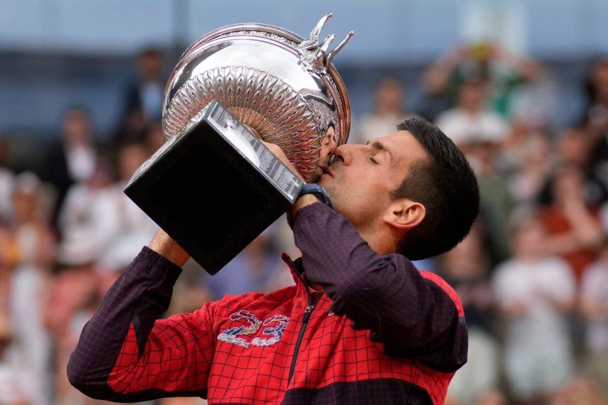 Novak Djokovic besa el trofeo de campeón tras derrotar a Casper Ruud en la final del Abierto de Francia, el domingo 11 de junio de 2023, en París.&nbsp;