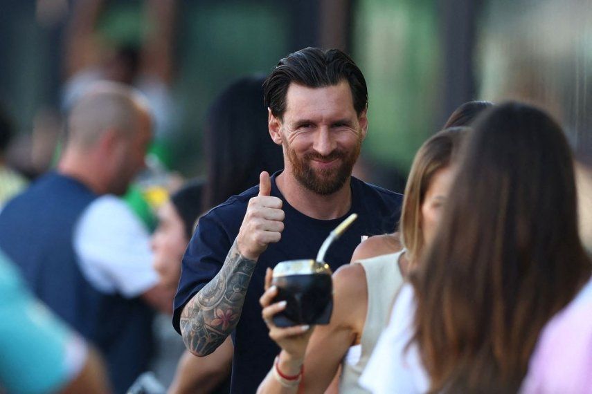 Lionel Messi, número 10 del Inter Miami CF, gesticula desde la grada durante el partido de la MLS entre el Inter Miami CF y el FC Dallas en el Chase Stadium el 27 de abril de 2025 en Fort Lauderdale, Florida.