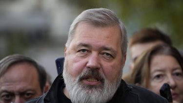 El periodista ruso Dmitri Muratov anunció el martes que la medalla de su premio Nobel de la Paz 2021 formará parte de una venta cuyos beneficios se dedicarán a los refugiados ucranianos y a los heridos en la ofensiva rusa.