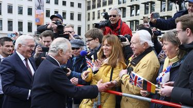El rey Carlos III y el presidente alemán, Frank-Walter Steinmeier, saludan a miembros del público en Berlín, Alemania, el 29 de marzo de 2023.