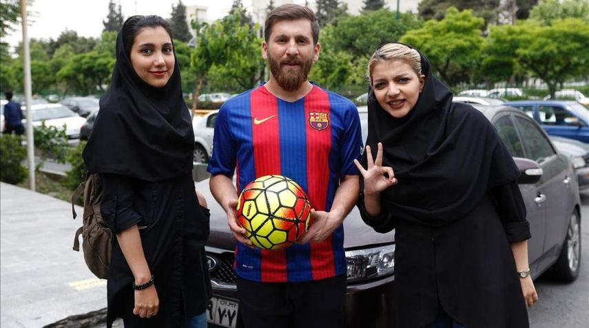 Reza Parastesh saltó a la fama recientemente por su parecido con Messi.